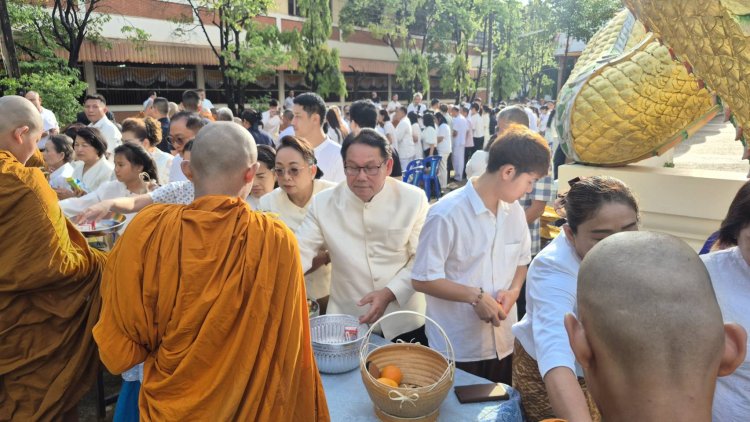 พ่อเมืองอำนาจฯนำพุทธศาสนิกชนทำบุญตักบาตรวันวิสาขบูชาโลก