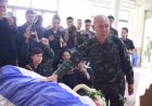 รองผอ.กอ.รมน.ภาค 4 ส่วนหน้าประธานพิธีรดน้ำศพวีรชนทหารกล้าสละชีพ เพื่อแผ่นดินชายแดนใต้