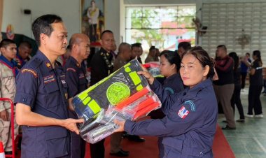 ศรีสะเกษเสริมเขี้ยวเล็บ ชรบ.ชายแดนไทย–กัมพูชา มอบอุปกรณ์เพิ่มประสิทธิภาพพิทักษ์ความมั่นคงฐานราก 63 หมู่บ้าน