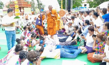 หาดูยาก! บวชหมู่ 52 นาค ชาวบ้านร่วมเป็นสะพานบุญ "ฮดสรง" สืบสานประเพณีอีสาน