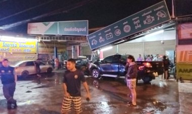 ระทึกกลางดึก!หนุ่มซิ่งเก๋ง "วัตถุดำทรงกลม"ปริศนาพุ่งตัดหน้าหักหลบเสียหลักพุ่งขยี้ร้านซ่อมรถยับเยิน