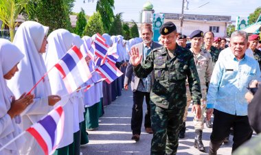 แม่ทัพภาคที่ 4 ลงพื้นที่พบปะนักเรียนในโครงการ “ฅนไทยที่ดี” เสริมภูมิคุ้มกันทางความคิด สู่สังคมพหุวัฒนธรรมที่เข้มแข็ง