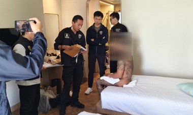 ตม.บุกรวบโอปป้า เจ้าของบัญชี X สุดฉาวโพสต์คลิปลามก ค้นห้องเจอยาเสพติดเพียบ