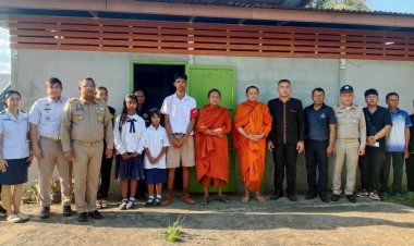 นายอำเภอไพรบึง พร้อม นายอำเภอขุขันธ์ให้การต้อนรับพระราชปัญญาวชิรากรณ์ เมตตาเยี่ยมครอบครัว 3 พี่น้องอยู่เพียงลำพัง