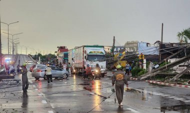 พายุฝนถล่มฉลองกรุง! เสาไฟแรงสูงหักโค่น 15 ต้น ทับรถพังยับ 10 คัน เจ็บ 3