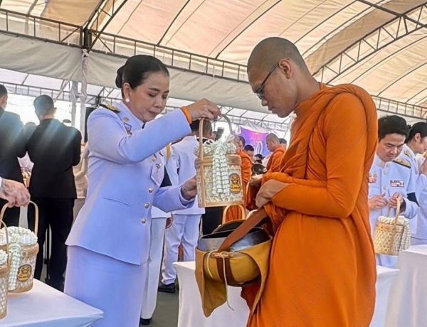 “รมต.สุขสมรวย” ร่วมพิธีเจริญพระพุทธมนต์และทำบุญตักบาตรถวายพระราชกุศล