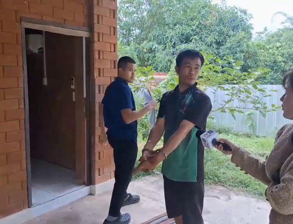 ตำรวจอุทัยธานีคุมตัวผู้ต้องหาชี้จุด 7 จุดฆ่าหนุ่มใหญ่วัย 40 ปีหมกโรงแรมปมหึงโหด