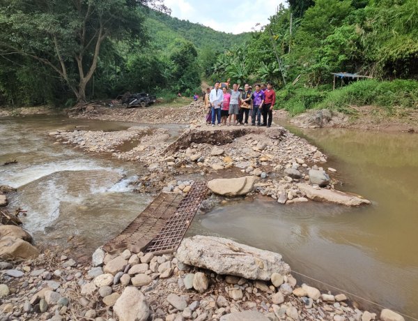 สส.น่าน เขต 2 ลงพื้นที่ร่วมท้องถิ่น วางแผนประสานทุกหน่วยเร่งแก้ปัญหา “สะพานบ้านทัพม่าน” ขาดซ้ำ 3 รอบ ชาวบ้านบัวใหญ่ 8 หมู่บ้าน เดือดร้อนหนัก