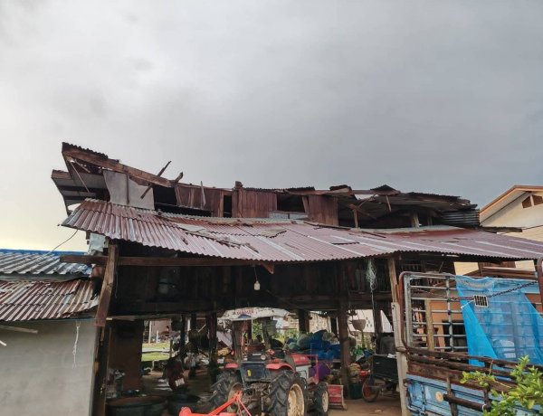 ฝนกระหน่ำอำเภอเมืองศรีสะเกษบ้านเรือนเสียหายยับ 7 ตำบล 86 ครัวเรือน