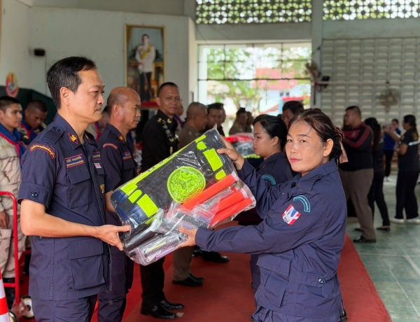 ศรีสะเกษเสริมเขี้ยวเล็บ ชรบ.ชายแดนไทย–กัมพูชา มอบอุปกรณ์เพิ่มประสิทธิภาพพิทักษ์ความมั่นคงฐานราก 63 หมู่บ้าน