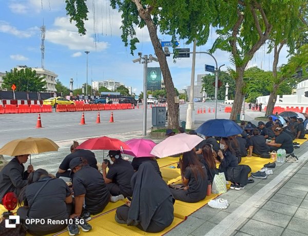พสกนิกรสองข้างทางถนนราชดำเนินร่วมถวายความอาลัย "พระองค์ภาฯ" อย่างสุดซึ้ง