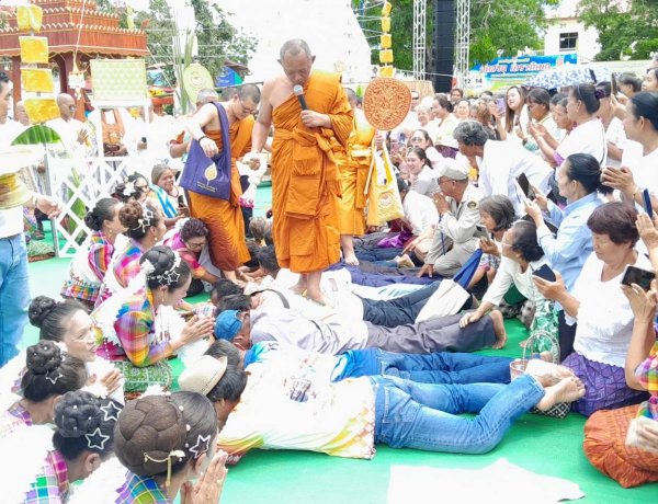 หาดูยาก! บวชหมู่ 52 นาค ชาวบ้านร่วมเป็นสะพานบุญ "ฮดสรง" สืบสานประเพณีอีสาน