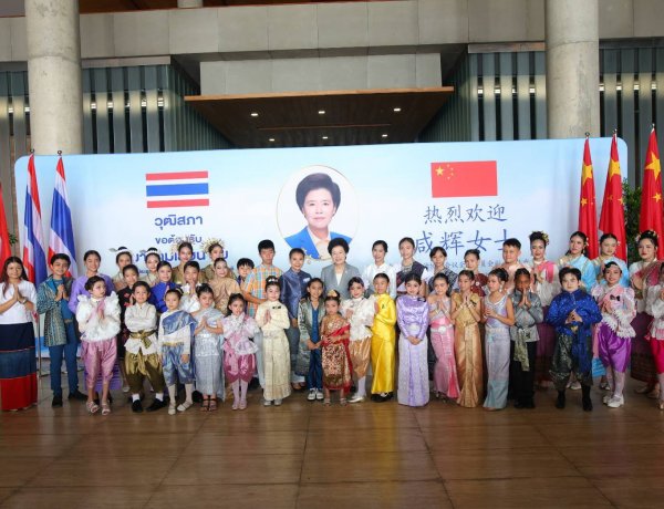 เยาวชนไทยอวดผ้าไทย สะท้อนพลังวัฒนธรรม รับผู้นำจีนกลางรัฐสภา