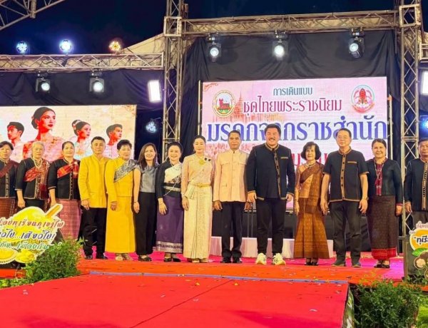 งามสง่าผ้าไทย!เดินแฟชั่นโชว์ “8 ชุดไทยพระราชนิยม”ในงานเทศกาลผลไม้ และของดีอำเภอกันทรลักษ์