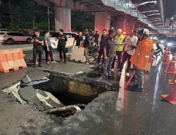 ระทึก! ถนนลาดพร้าวขาออกทรุดตัว เป็นโพรงขนาดใหญ่ หน้าโลตัสบางกะปิ