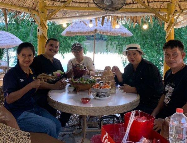 เสน่ห์ปูริมแม่น้ำตรัง ร้านอาหารฮาลาล สร้างจุดขายไม่เหมือนใคร ด้วยป้ายคำคมสะกิดใจ