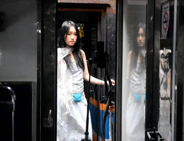 ฮิตติดลมบน!"พี่สาวจีน"แห่นั่งรถไฟไทย 5 บาท เส้นเชียงใหม่-ลำพูน ยลวิถีชีวิตคนท้องถิ่นข้างทาง