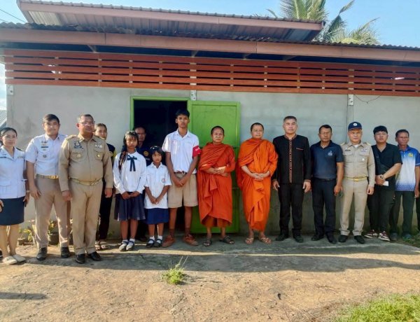 นายอำเภอไพรบึง พร้อม นายอำเภอขุขันธ์ให้การต้อนรับพระราชปัญญาวชิรากรณ์ เมตตาเยี่ยมครอบครัว 3 พี่น้องอยู่เพียงลำพัง