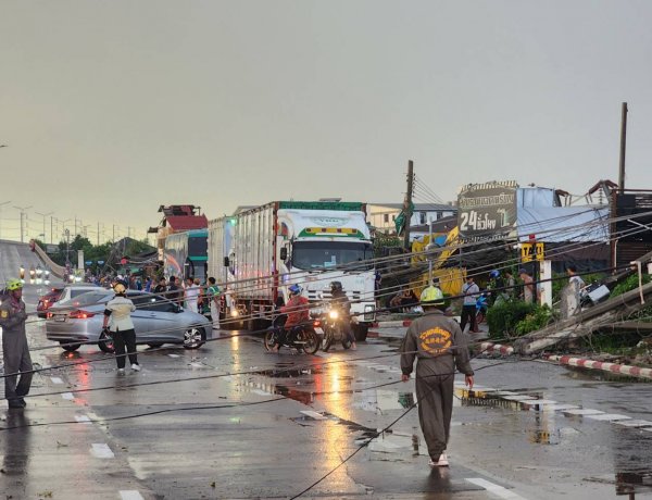 พายุฝนถล่มฉลองกรุง! เสาไฟแรงสูงหักโค่น 15 ต้น ทับรถพังยับ 10 คัน เจ็บ 3