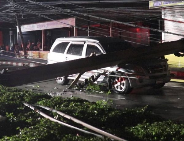 กทม.ระดมเครนกู้วิกฤตถนนฉลองกรุงหลังพายุฝนซัดโค่นเสาไฟกว่า 50 ต้น ทับรถพังยับ-เจ็บ 4