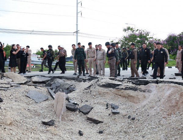 มทภ.4 นำปลัดมท.ลงพื้นที่ตรวจจุดเกิดเหตุคนร้ายลอบบึ้มตากใบย้ำไม่ทอดทิ้งชาวบ้าน
