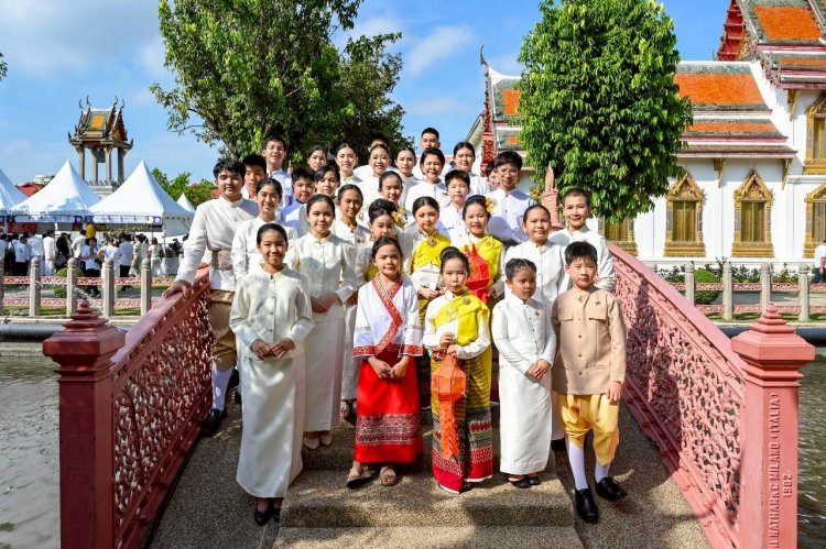 พุทธศาสนิกชนแน่นวัดเบญจมบพิตรฯ ร่วมตักบาตร ‘วันวิสาขบูชา 2569’ สืบสานมหาบารมีโลก