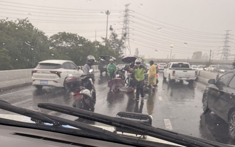 ฟ้าผ่าเปรี้ยง!กลางสะพานยกระดับรัชวิภา หนุ่มขี่ จยย. ฝ่าสายฝนบาดเจ็บสาหัส