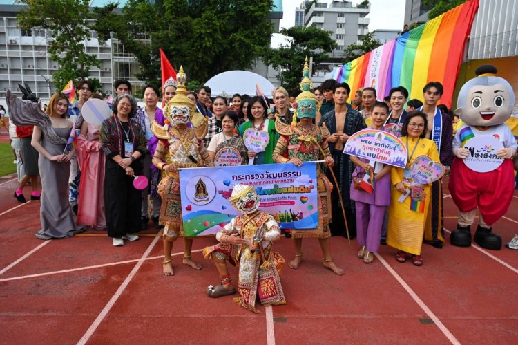 “นฤมิตไพรด์” สะบัดธงไพรด์สีรุ้งขนาดใหญ่ยาวกว่า 500 เมตรเฉลิมฉลอง Pride Month