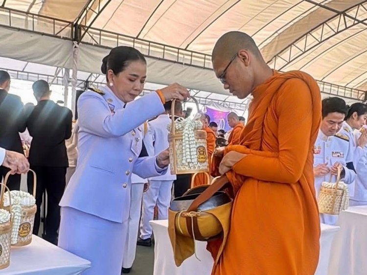 “รมต.สุขสมรวย” ร่วมพิธีเจริญพระพุทธมนต์และทำบุญตักบาตรถวายพระราชกุศล