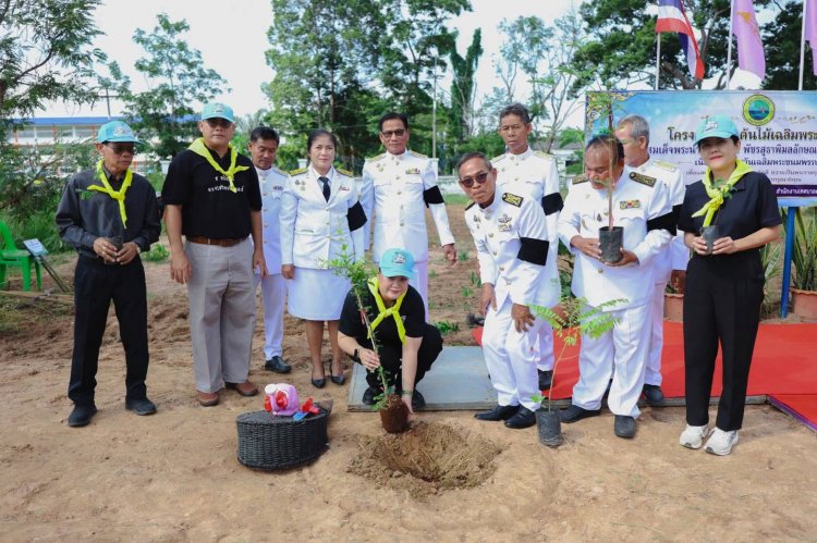 เทศบาลตำบลไพรบึงปลูกต้นไม้เนื่องในโอกาสวันเฉลิมพระชนม์มาพรรษา 4 รอบ สมเด็จพระบรมราชินี