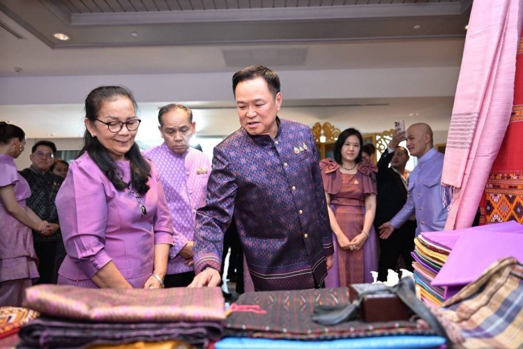 ฑูต 90 ประเทศ สวมชุดไทยร่วมงาน"มหกรรมผ้าไหมไหมไทยสู่เส้นทางโลก"เฉิดฉายสู่สายตานานาชาติ