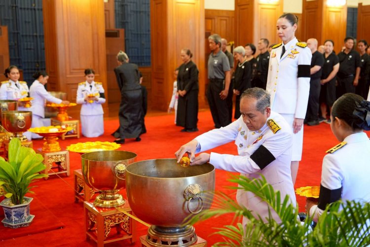 รมต.วัฒนธรรม นำผู้บริหาร-บุคลากรในสังกัด เข้าถวายน้ำสรงพระศพเบื้องหน้าพระรูป