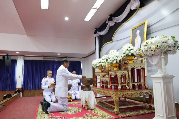 พสกนิกรจังหวัดปทุมธานีพร้อมใจเข้าถวายน้ำสรงพระศพเบื้องหน้าพระรูป เจ้าฟ้าพัชรกิติยาภาฯ.