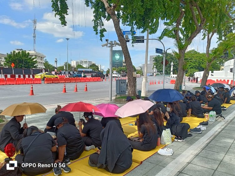 พสกนิกรสองข้างทางถนนราชดำเนินร่วมถวายความอาลัย "พระองค์ภาฯ" อย่างสุดซึ้ง