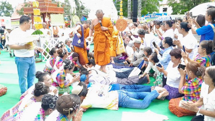 หาดูยาก! บวชหมู่ 52 นาค ชาวบ้านร่วมเป็นสะพานบุญ "ฮดสรง" สืบสานประเพณีอีสาน