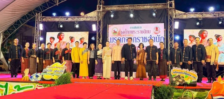 งามสง่าผ้าไทย!เดินแฟชั่นโชว์ “8 ชุดไทยพระราชนิยม”ในงานเทศกาลผลไม้ และของดีอำเภอกันทรลักษ์