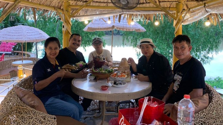 เสน่ห์ปูริมแม่น้ำตรัง ร้านอาหารฮาลาล สร้างจุดขายไม่เหมือนใคร ด้วยป้ายคำคมสะกิดใจ