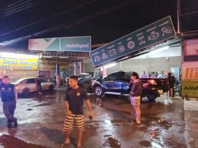 ระทึกกลางดึก!หนุ่มซิ่งเก๋ง "วัตถุดำทรงกลม"ปริศนาพุ่งตัดหน้าหักหลบเสียหลักพุ่งขยี้ร้านซ่อมรถยับเยิน