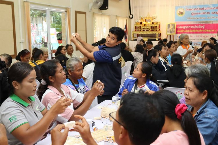 อบจ.ศรีสะเกษ ส่งเสริมอาชีพ "ประดิษฐ์ดอกไม้จันทน์"กลุ่มเปราะบางสู่การพึ่งพาตนเองอย่างยั่งยืน