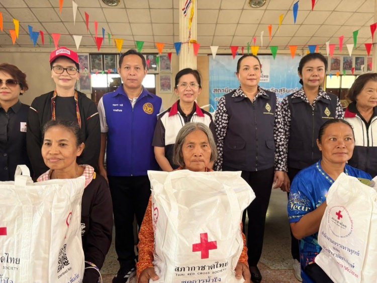 กาชาดศรีสะเกษไม่ทิ้งกัน! มอบชุดธารน้ำใจช่วย 313 ครัวเรือนผู้ประสบวาตภัยห้วยทับทัน เติมกำลังใจฝ่าวิกฤต