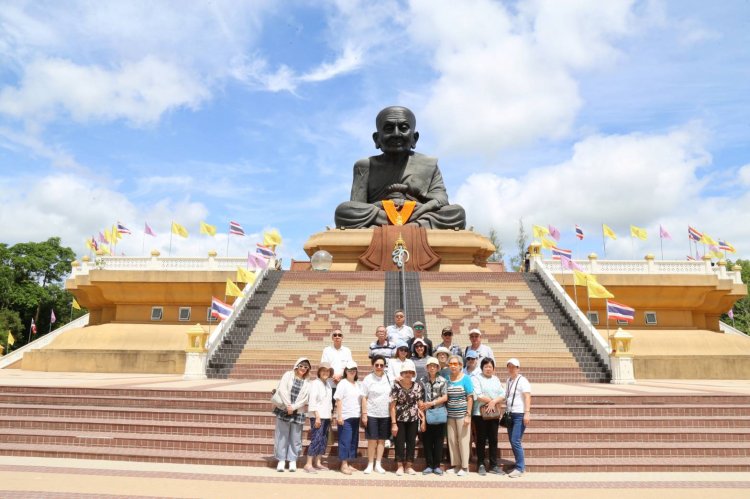 ก๊วนเพื่อนวัยเก๋า ชวนเที่ยว กราบสักการะพระร่วงโรจนฤทธิ์ ไหว้หลวงปู่ทวด วัดห้วยมงคล ประจวบบคีรีขันธ์