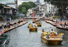 ตักบาตรทางเรือรอบเกาะรัตนโกสินทร์ในรอบ 240 ปีถวายเป็นพระราชกุศลในหลวง