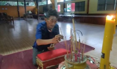 พ่อเฒ่าใจสลายเปิดอกทั้งน้ำตาไหว้ศพขออโหสิกรรมลูกทาสยาหลังพลั้งมือหวดไม้ฟืนดับคลั่ง