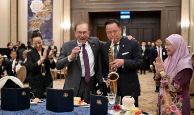 สัมพันธ์ไทย-มาเลย์ ชื่นมื่น! ‘อนุทิน’ เป่าแซกโซโฟน ‘อันวาร์’ ร้องเพลง ‘My Way’ ขณะรับประทานอาหารกลางวัน