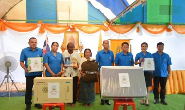 ศรีสะเกษอัญเชิญเงินและสิ่งของพระราชทานถึงมือเหยื่อไฟไหม้ เร่งฟื้นฟูคุณภาพชีวิต