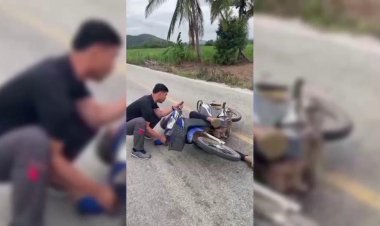 ลุงซดเหล้าเมาหนักซิ่งจยย.ล้มทับร่างนอนกลางถนนโชคดีครูผ่านมาพบช่วยชีวิตได้ทัน