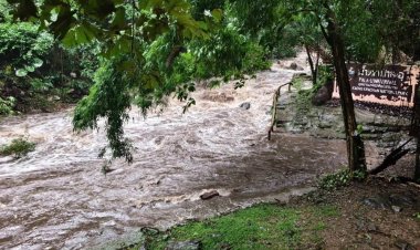 ฝนถล่มไม่หยุด! แก่งกระจานปิดน้ำตกป่าละอูหนีน้ำป่าซัด เตือนนักท่องเที่ยวอย่าเสี่ยง