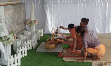 พ่อแม่ร่ำไห้รับศพลูกสาว-ลูกสะใภ้ เหยื่อเพลิงไหม้โรงเบียร์ลาดพร้าว