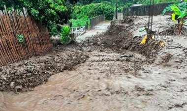 แม่อายอ่วม!ฝนกระหน่ำน้ำป่าทะลักท่วมบ้านห้วยสานต้นไม้ยักษ์โค่นทับกระบะ-สายไฟขาด