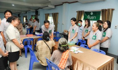 ผู้ว่าฯ ศรีสะเกษ นำ พอ.สว. และหน่วยบำบัดทุกข์ฯ ลงราษีไศล มอบบริการครบวงจร เติมสุข สร้างรอยยิ้มให้ประชาชน